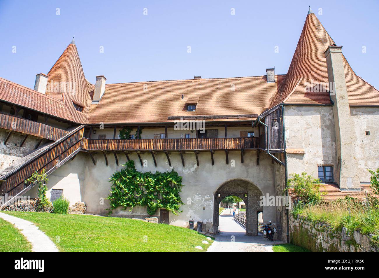 Schloss Burghausen in Burghausen, Landkreis Altotting, Oberbayern, Deutschland, am 19. Juni, 2022. Die Burg Burghausen ist die längste Burg CO Stockfoto