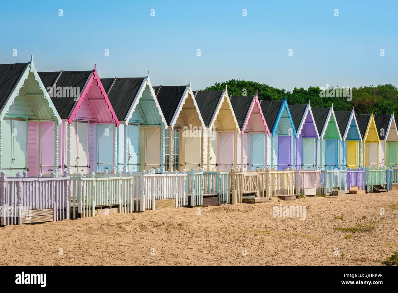 Mersea Essex UK, Blick im Sommer auf bunte Strandhütten am Sandstrand in West Mersea, Mersea Island, Essex, England, Großbritannien Stockfoto