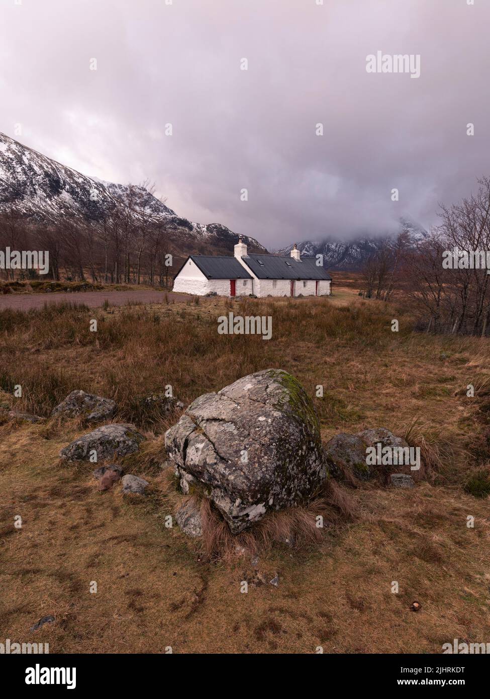 BlackRock Cottage an einem feuchten Wintertag, Glencoe, Schottland Stockfoto