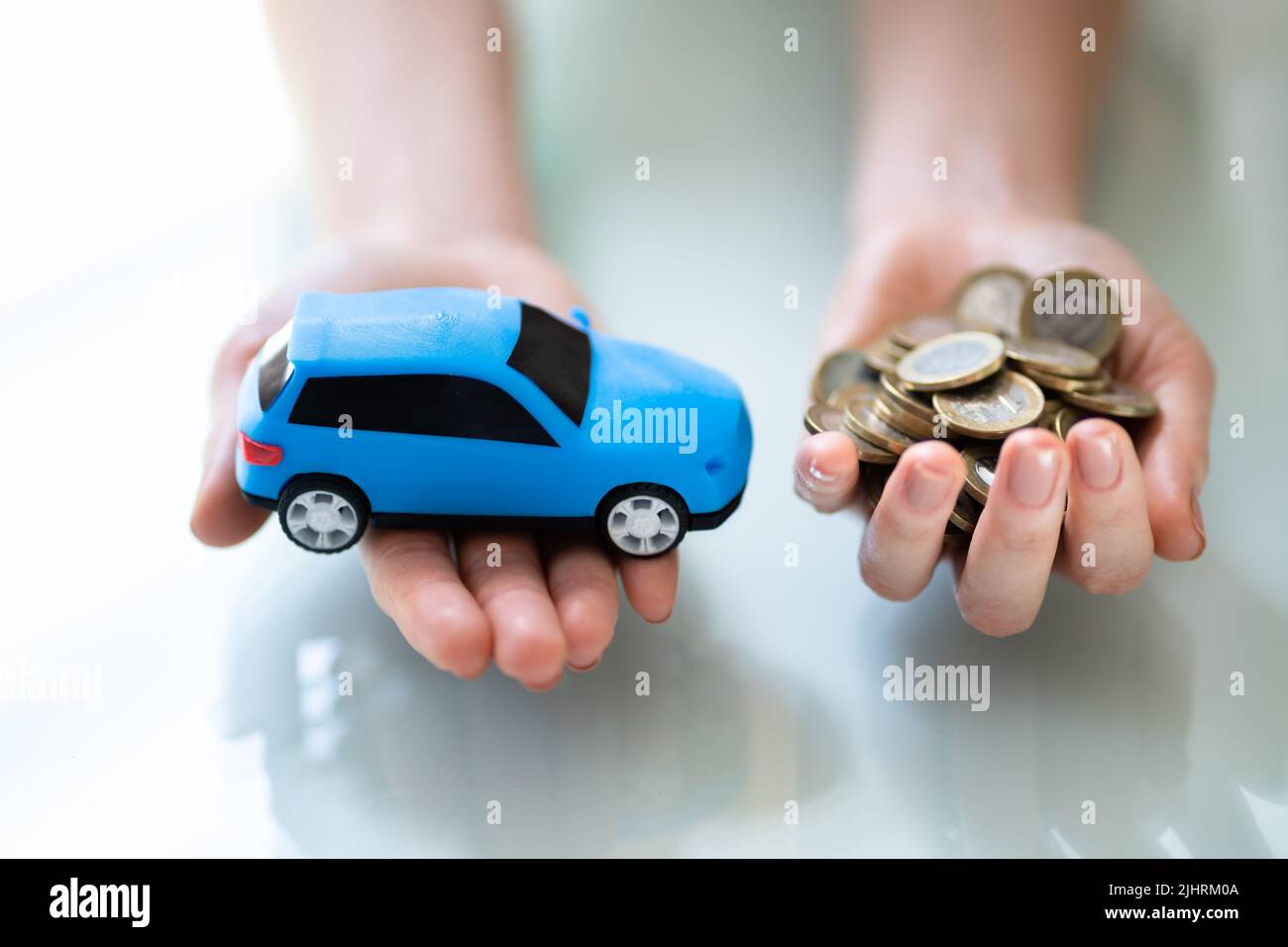 Geld Für Das Auto Sparen. Versicherung, Darlehen, Finanzen Und Kauf Von Autos Konzept. Stockfoto