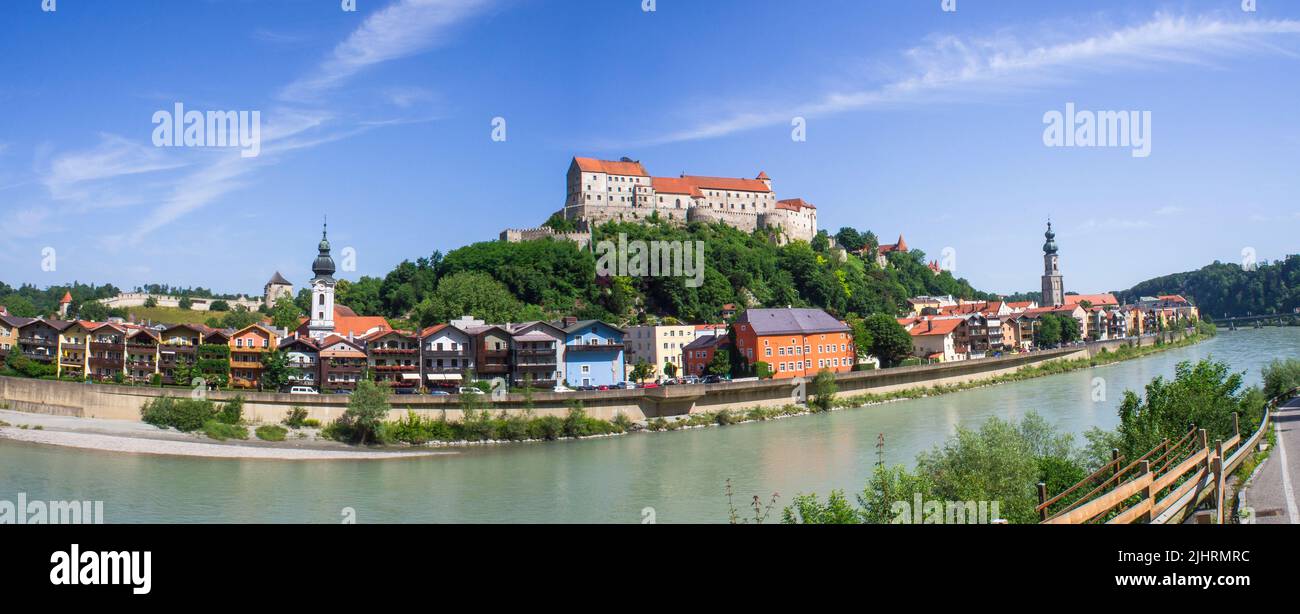 Die Stadt Burghausen und Burg Burghausen von der österreichischen Seite der Salzach aus gesehen, Burghausen, Altotting-Land, Oberbayern, Deutschland Stockfoto