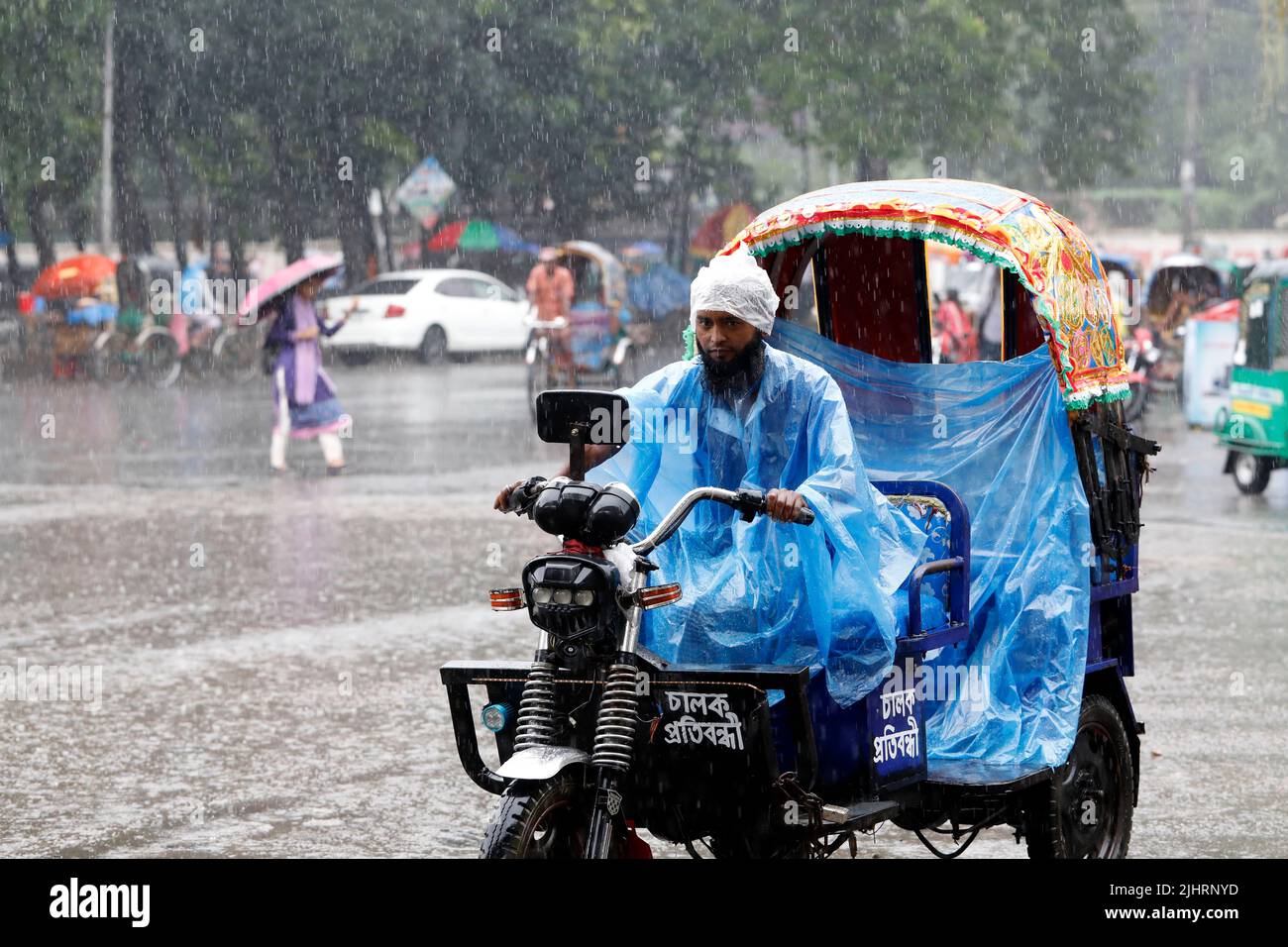 Dhaka, Bangladesch 20. Juli 2022 Nach der sengenden Hitze in den letzten Tagen hat es heute