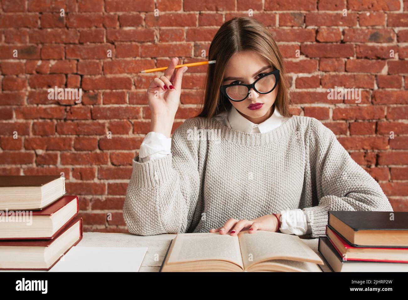 Schöne Student Mädchen studieren in der Bibliothek Stockfoto