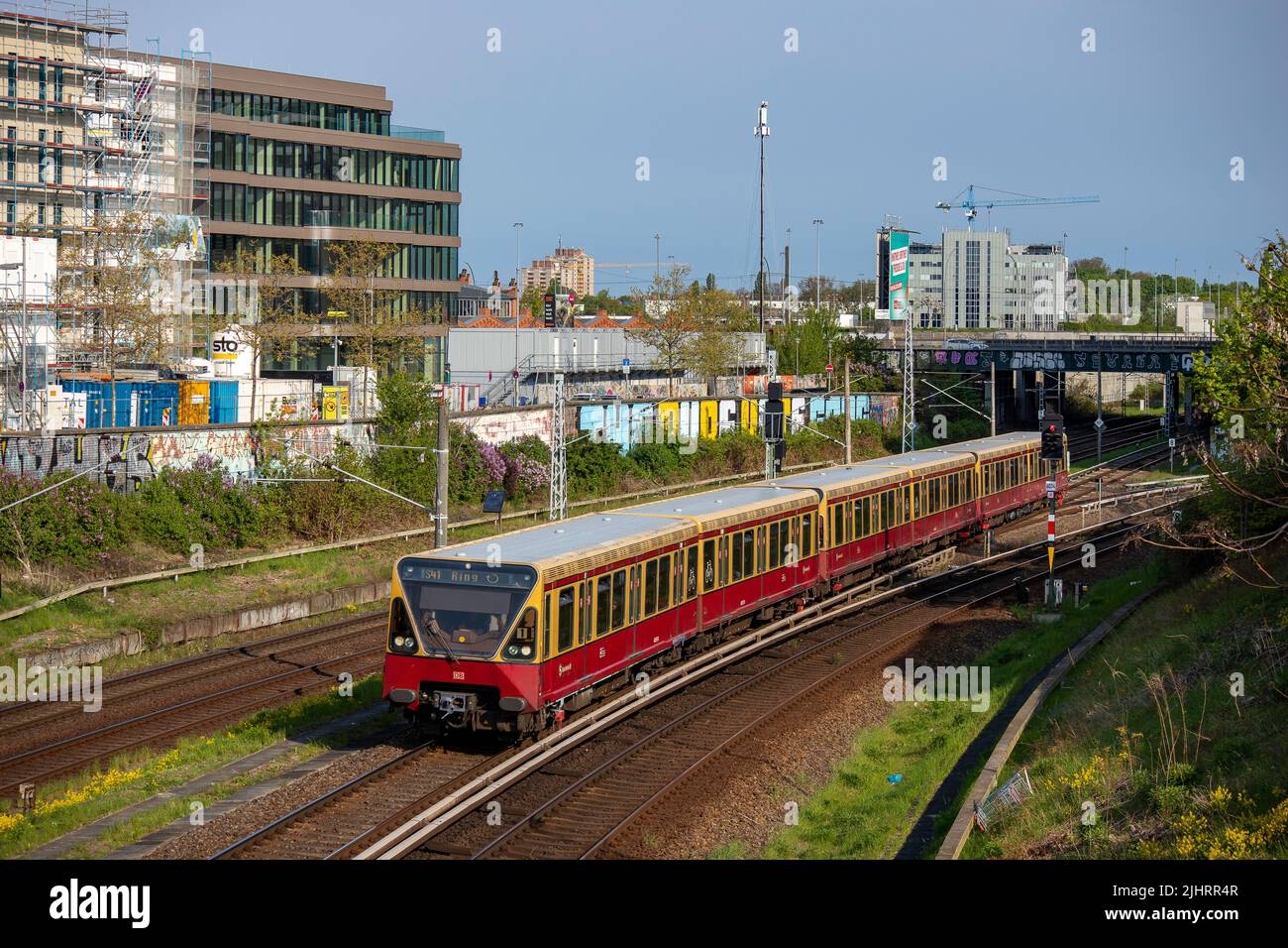 Eine Luftaufnahme eines S-Bahn-Zuges in Berlin Stockfoto