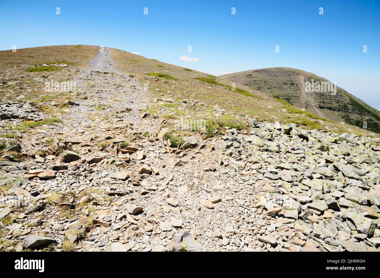 Gelände, das auf dem Weg von Wanderern auf den Spuren getragen wird. El Moncayo oder San Miguel ist ein Berg im iberischen System zwischen den Provinzen von Zaragoza Stockfoto