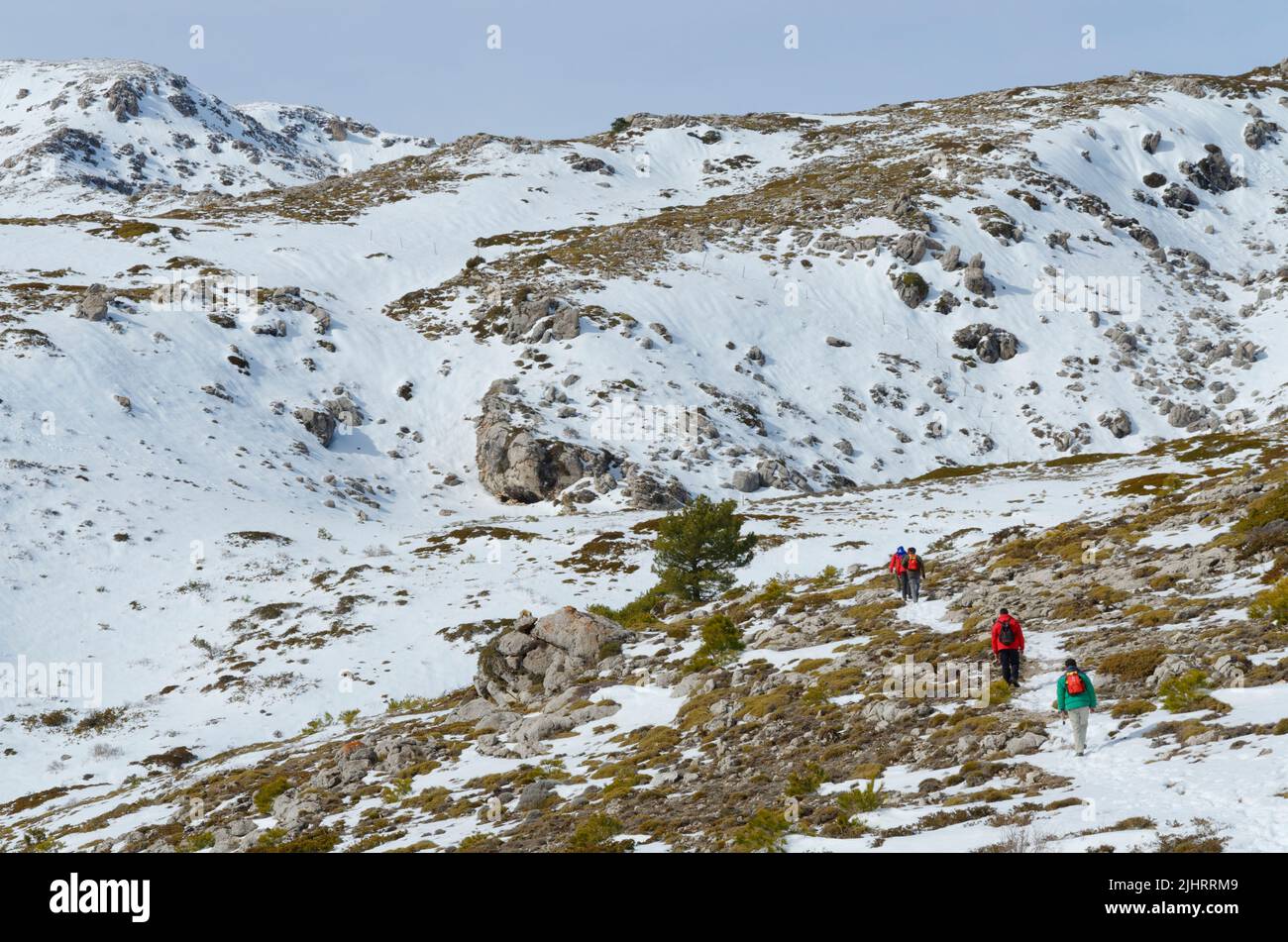 Gruppe von Wanderern auf den Hang der Sierra Mágina im Winter während des Aufstiegs zum Pico Mágina. . Naturpark Sierra Magina. Huelma, Jaén, Andalucía, Spanien Stockfoto