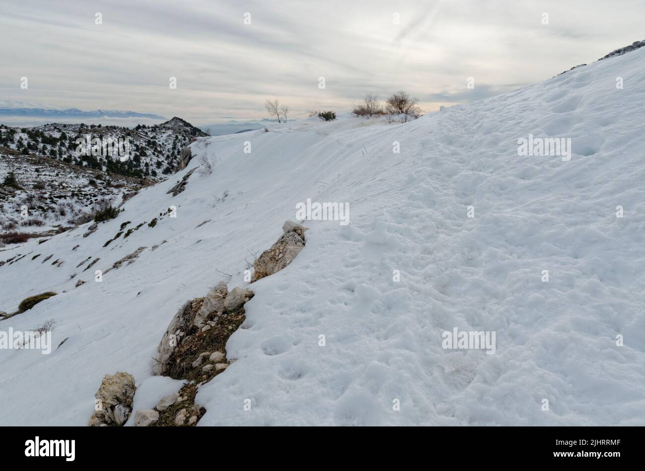 Snowy Trail bei Sonnenuntergang. Naturpark Sierra Magina. Huelma, Jaén, Andalucía, Spanien, Europa Stockfoto