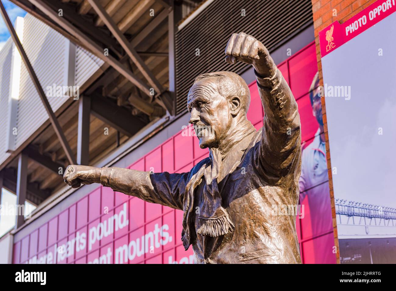 Die Statue von Bill Shankly, Liverpool Football Club Manager 1959-1974, errichtet 1997, außerhalb des Kop in Anfield. Anfield, Liverpool, Merseyside, La Stockfoto