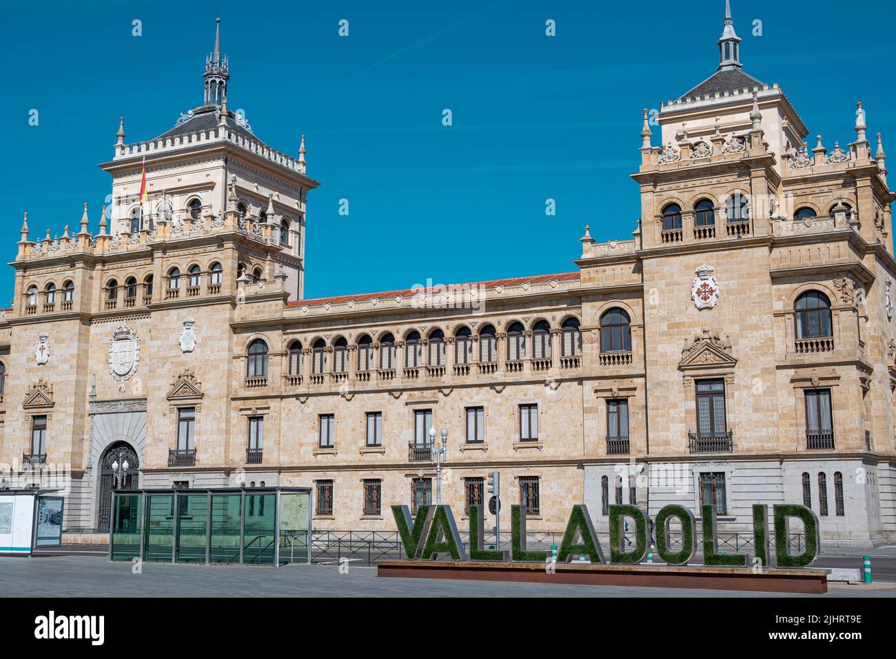 Eine schöne Aufnahme des Banners Valladolid vor der Kavallerieakademie Stockfoto