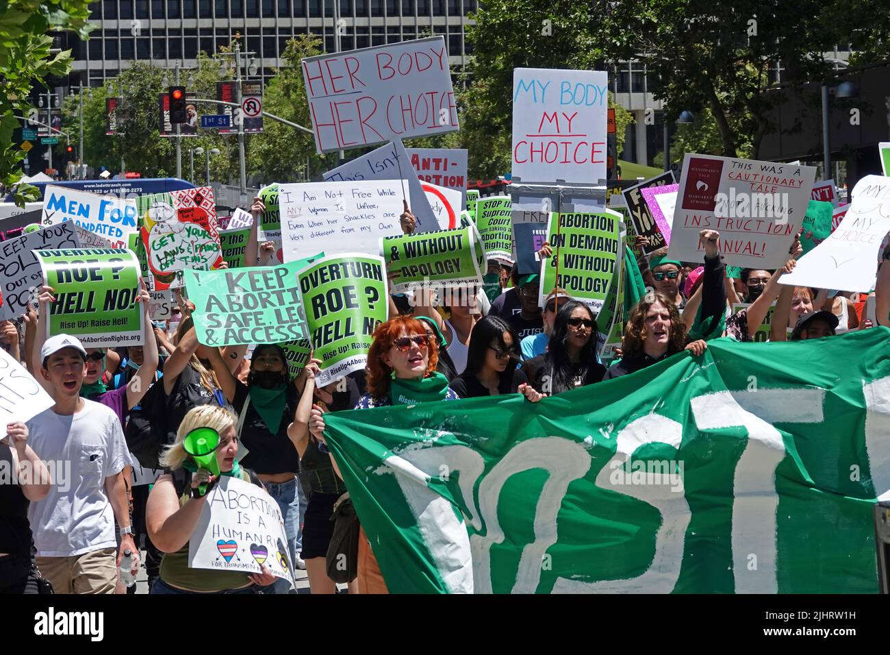 Los Angeles, CA / USA - 14. Mai 2022: Demonstranten, die die reproduktiven Rechte von Frauen unterstützen, werden während des Verbots unserer Körper in L.A. gezeigt Stockfoto