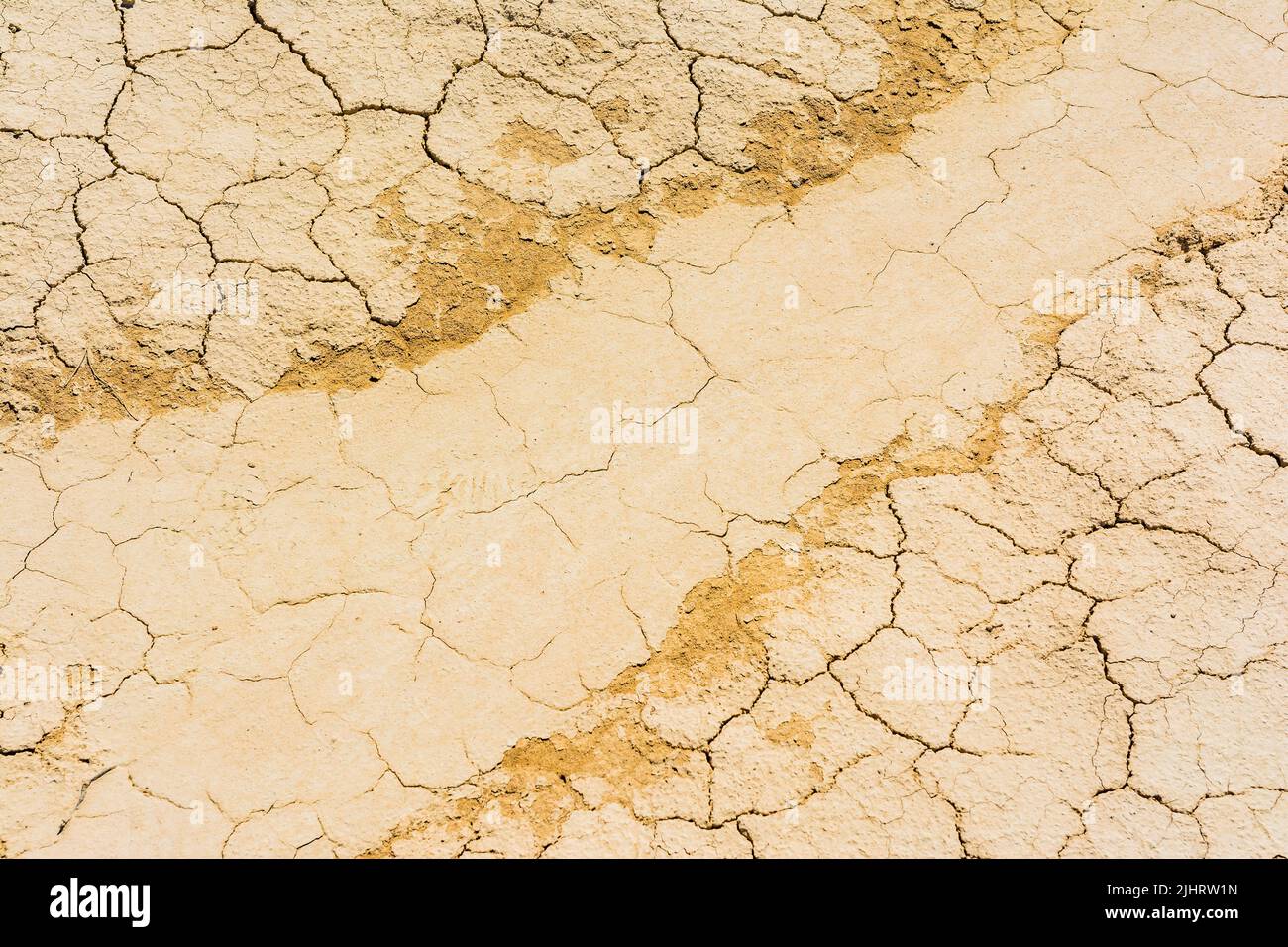 Trockenzeit mit rissiger Erde. Bardenas Reales Naturpark. Navarra, Spanien, Europa Stockfoto