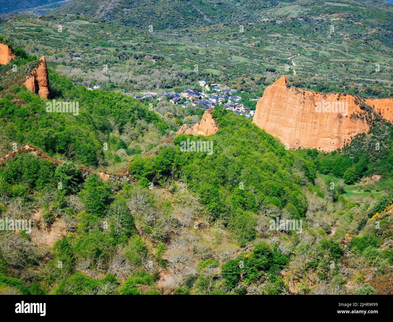 Das Dorf Las Médulas mit seinen Schiefersteinfassungen, in der Nähe der Minen. Las Médulas ist ein historisches Goldbergbaugebiet in der Nähe der Stadt Ponferrada in t Stockfoto