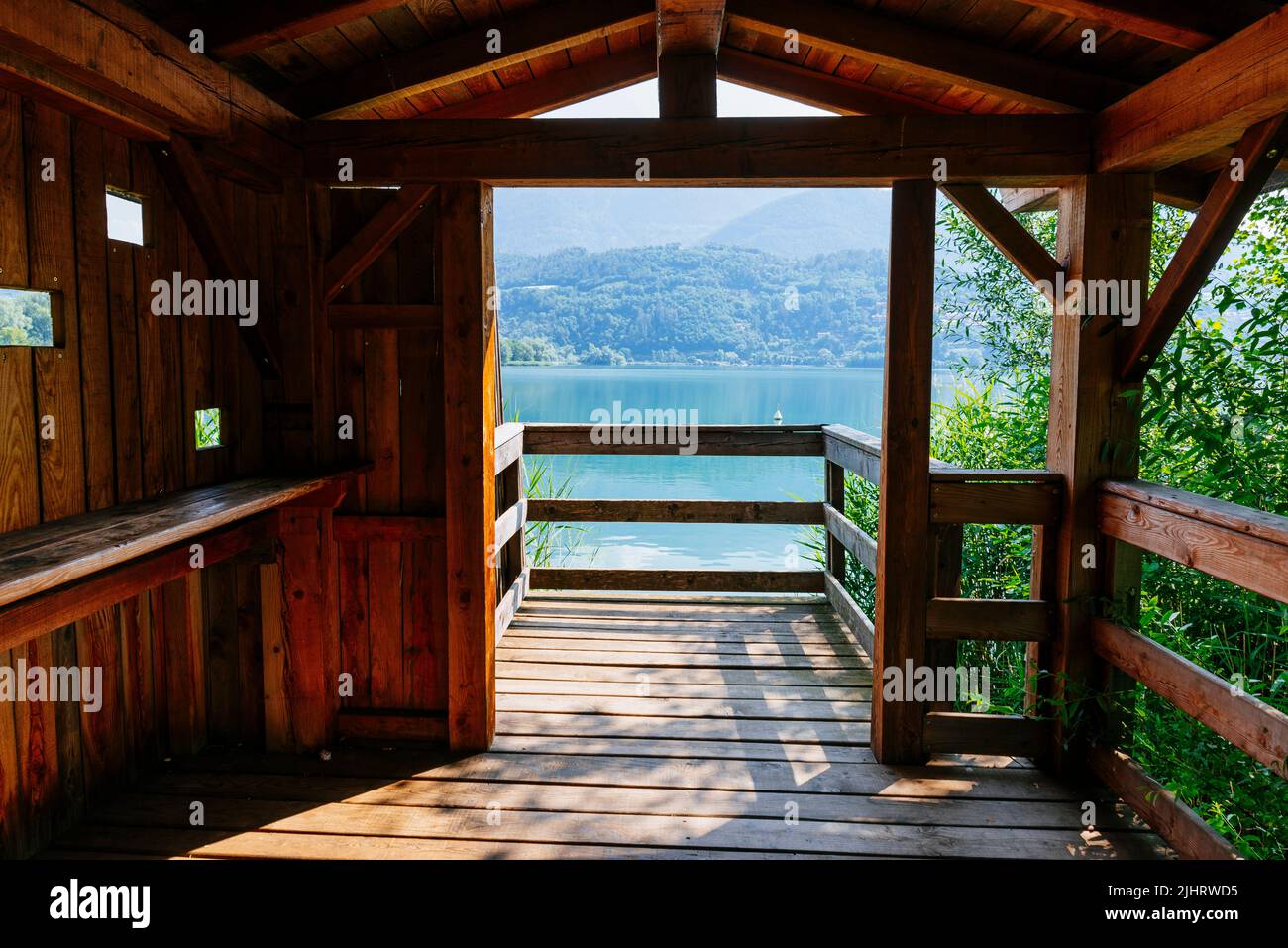 Vogelbeobachtung aus Holz. Lago di Caldonazzo. San Cristoforo al Lago, Pergine Valsugana, Provinz Trient,Trentino, Trentino-Südtirol,Südtirol Stockfoto