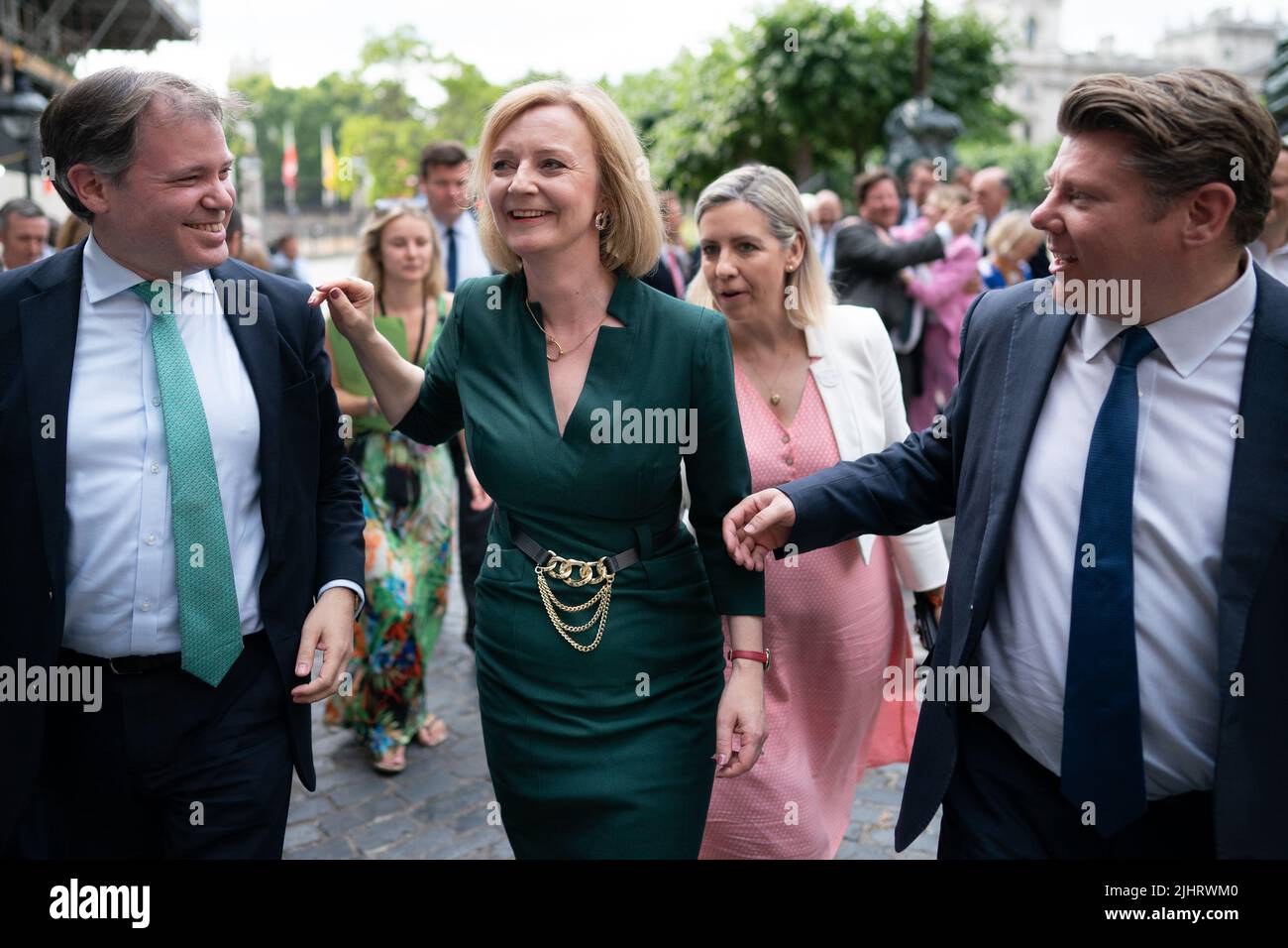 Die Außenministerin und Tory-Kandidatin Liz Truss feiert mit ihren Unterstützern im Parlament, nachdem sie es gemeinsam mit Rishsi Sunak zu den letzten beiden Kandidaten für den Premierminister London gebracht hat. Bilddatum: Mittwoch, 20. Juli 2022. Stockfoto