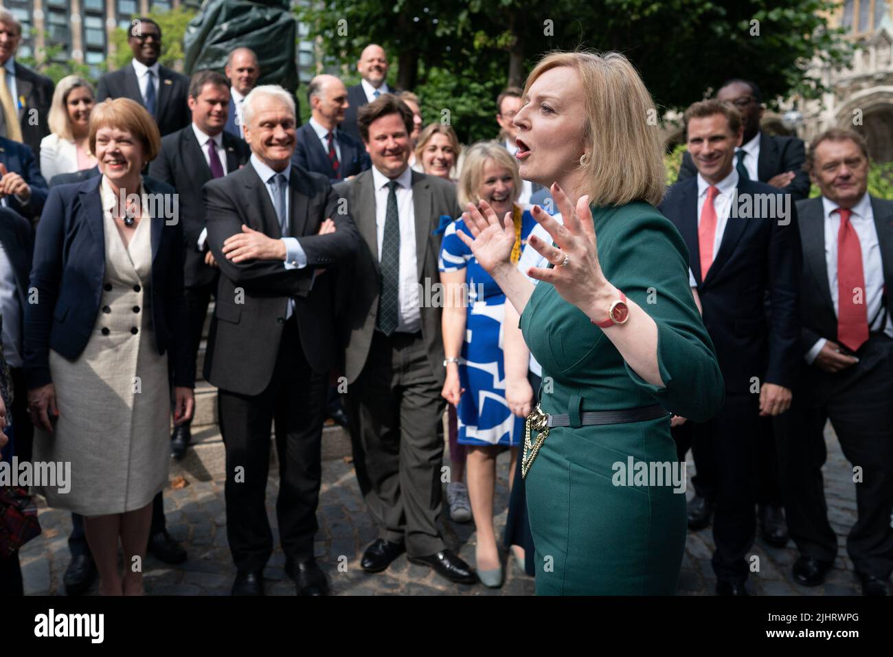 Die Außenministerin und Tory-Kandidatin Liz Truss feiert mit ihren Unterstützern im Parlament, nachdem sie es gemeinsam mit Rishsi Sunak zu den letzten beiden Kandidaten für den Premierminister London gebracht hat. Bilddatum: Mittwoch, 20. Juli 2022. Stockfoto