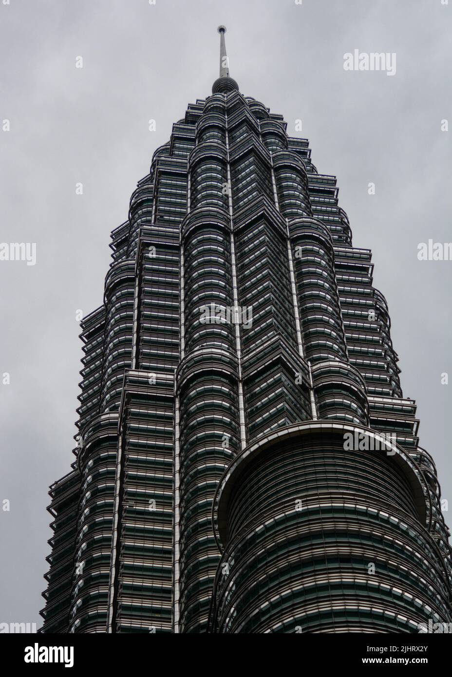 Eine vertikale Aufnahme eines der Petronas Twin Towers in Kuala Lumpur, Malaysia Stockfoto