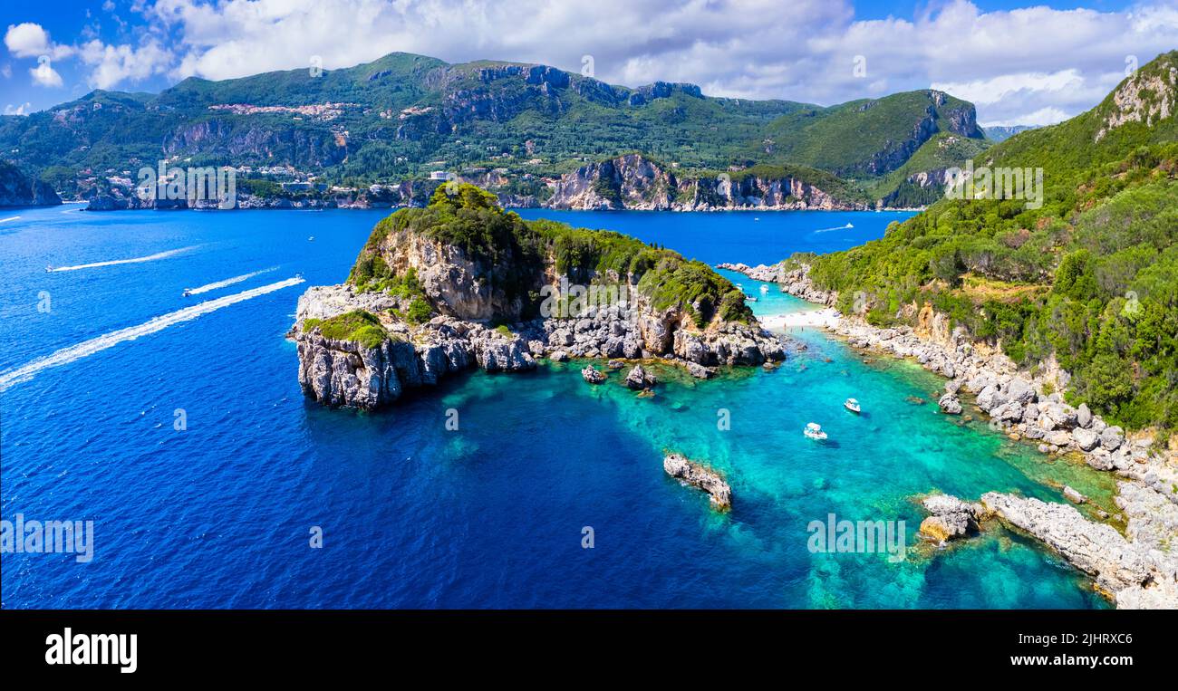 Korfu Insel, Griechenland . Luftdrohnen-Ansicht des schönen Doppelstrandes mit türkisfarbenem klarem Wasser Limni Strand Glyko in der Nähe von Paleokastritsa Stockfoto