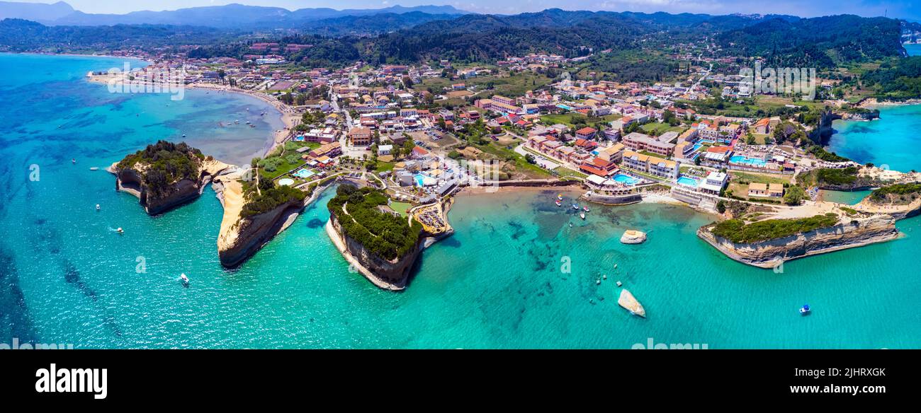 Korfu Insel Natur Meer Landschaft. Panorama-Luftaufnahme der atemberaubenden Bucht von Sidari, beliebtes Touristenresort mit schöner Felsformation und berühmtem Kanal Stockfoto
