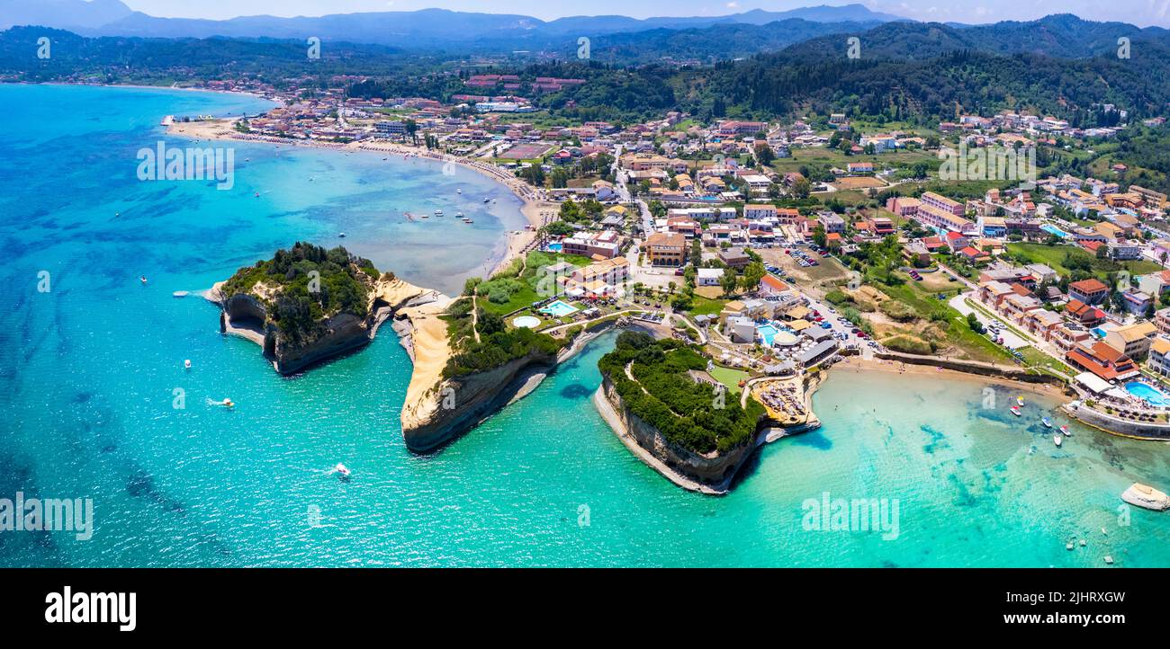 Ionische Inseln von Griechenland. Luftaufnahme des atemberaubenden Canal d'amour in Sidari Resort. Natürliche Schönheit Landschaft mit weißen Felsen und türkisfarbenem Wat Stockfoto