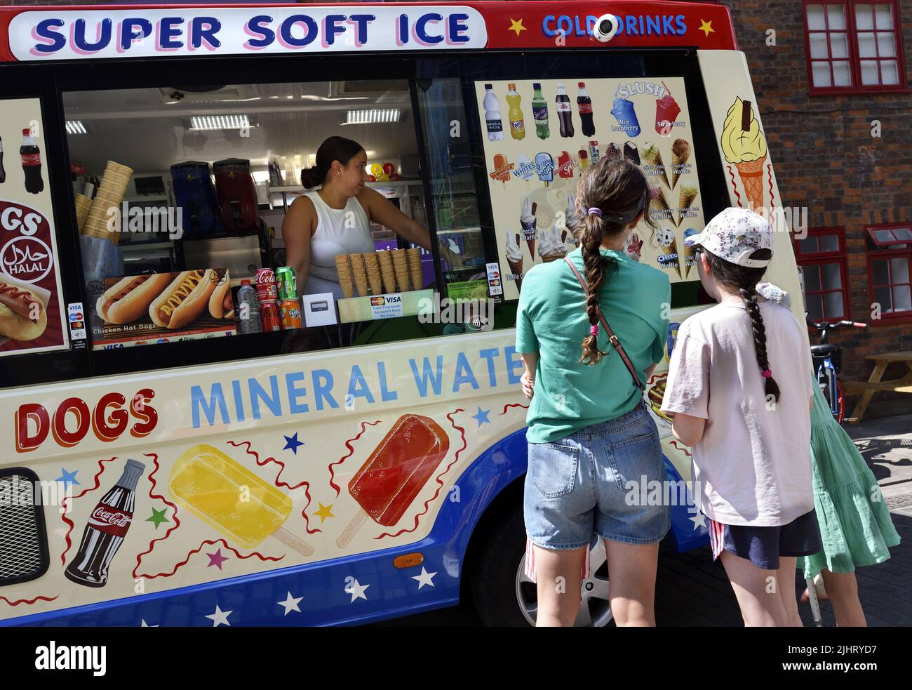 London, England, Großbritannien. Junge Familie in einem Eiswagen an einem sehr heißen Tag im Juli 2022 Stockfoto