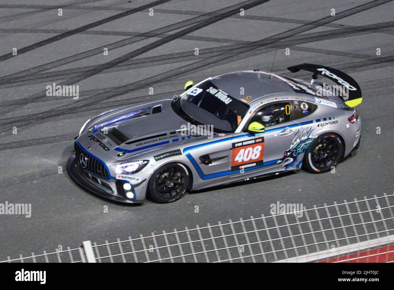 Ein Sportwagen, der während der 24h Series Hankook auf dem Dubai Autodrome gefahren ist Stockfoto