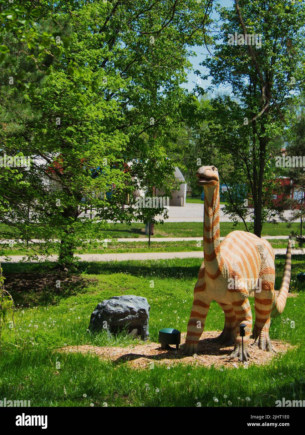 Eine vertikale Aufnahme der Dinosaurier Alive-Ausstellung im Topeka Zoo Conservation Center in Topeka, Kansas Stockfoto