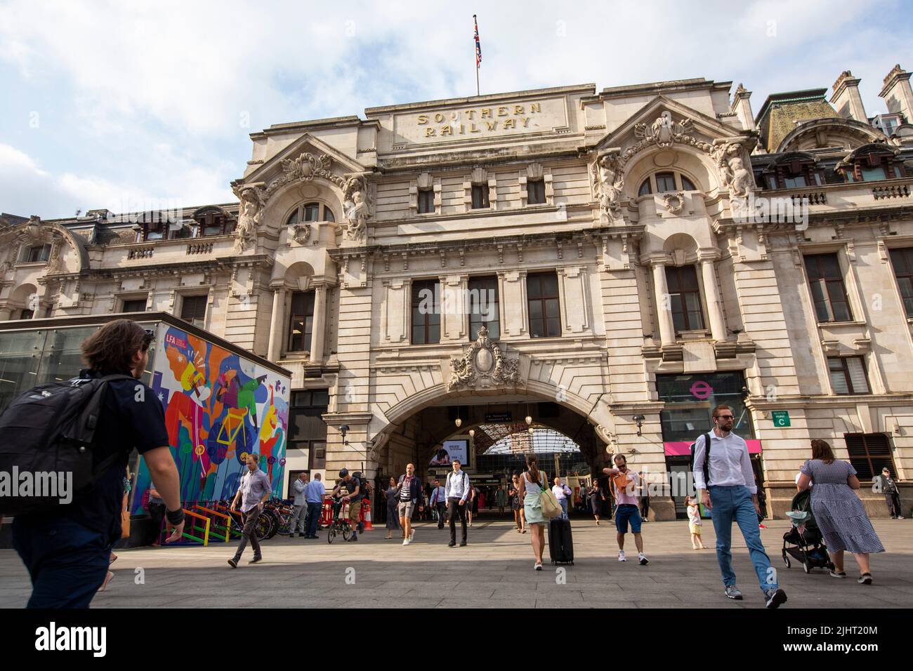 Victoria Main Line Railway Station, London, England, Großbritannien einige Teile des Landes werden während des nächsten Streiks von Tausenden von Eisenbahnarbeitern keine Zugverbindungen haben, werden Passagiere gewarnt. Die Mitglieder der Gewerkschaft Rail, Maritime and Transport bei Eisenbahnunternehmen in ganz England und Network Rail werden am Mittwoch, den 27. Juli, 24 Stunden lang im bitteren Streit um Bezahlung, Arbeitsplätze und Bedingungen auslaufen. Der Streik wird Passagiere betreffen, die für einen Urlaub reisen oder an Veranstaltungen wie dem Halbfinale der Frauen zur Euro 2022 in Milton Keynes am 27. Juli oder der Eröffnungszeremonie der Commonwealth Games in Birming teilnehmen Stockfoto