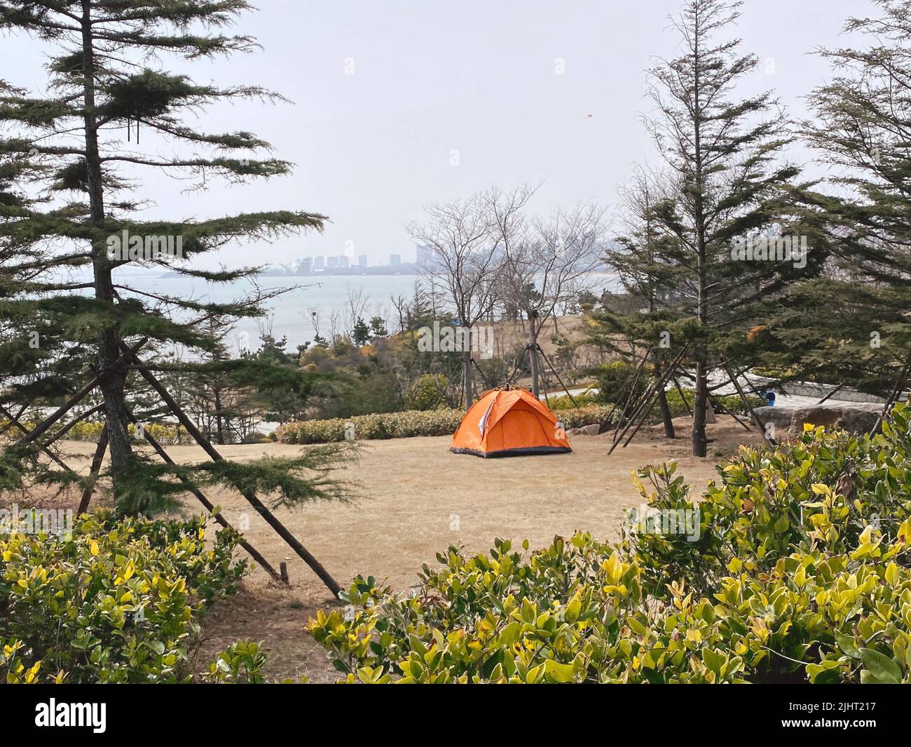 An der Küste von Qingdao, China, wird ein orangefarbenes Zelt aufgestellt Stockfoto