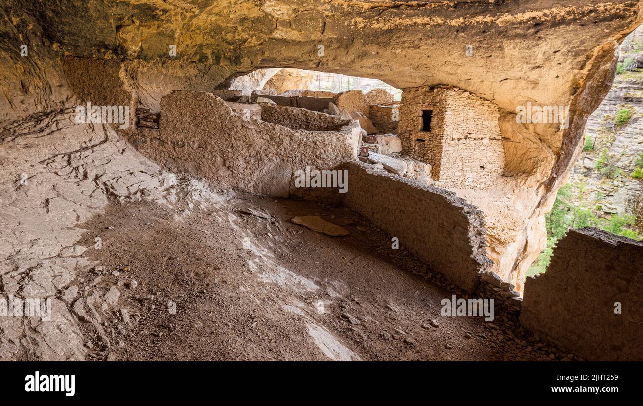 Einige der antiken Strukturen sind noch heute im Gila Cliff Dwellings National Monument zu finden Stockfoto