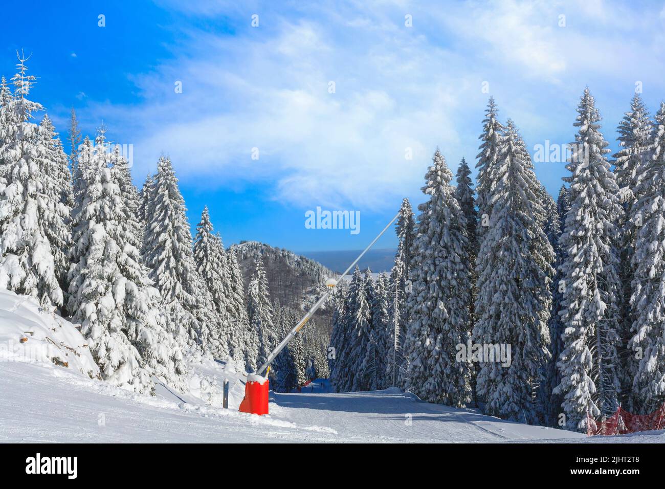 Kopaonik, Serbien Skigebiet Panorama mit Skipiste, schneebedeckte Bäume im Winter Stockfoto