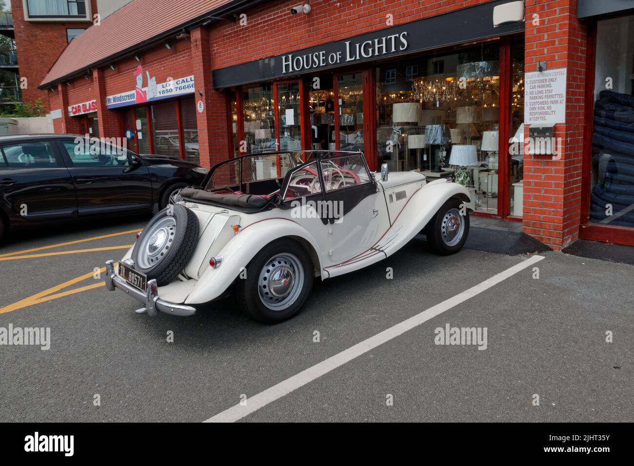 Der MG TF 1500 Roadster parkte auf einem Parkplatz des örtlichen Einkaufszentrums in Bray, Irland. Klassischer Sportwagen aus dem Jahr 1950s. Stockfoto