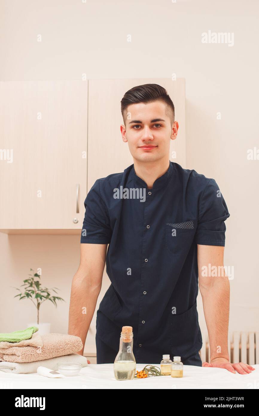 Junger, gutaussehender Mann, der im Freiraum des Spa-Salons arbeitet Stockfoto