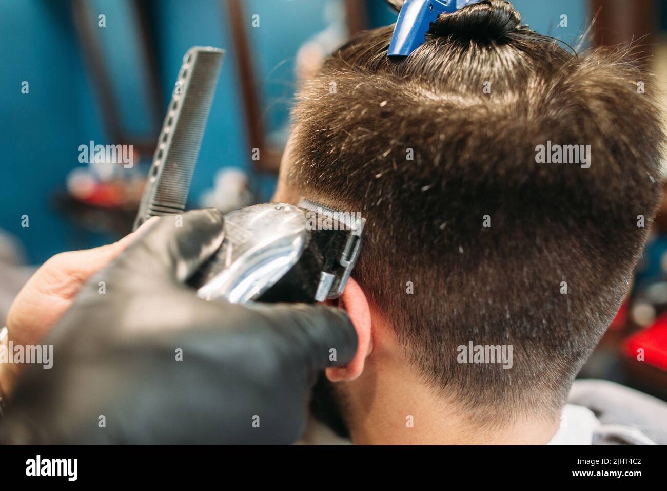 Stylist schneiden männlichen Kopf mit Trimmer Nahaufnahme Stockfoto
