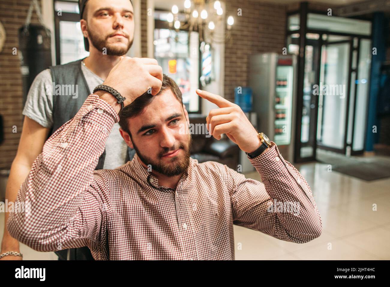 Selbstbewusster Mann erzählt von Haarschnitt, den er will Stockfoto