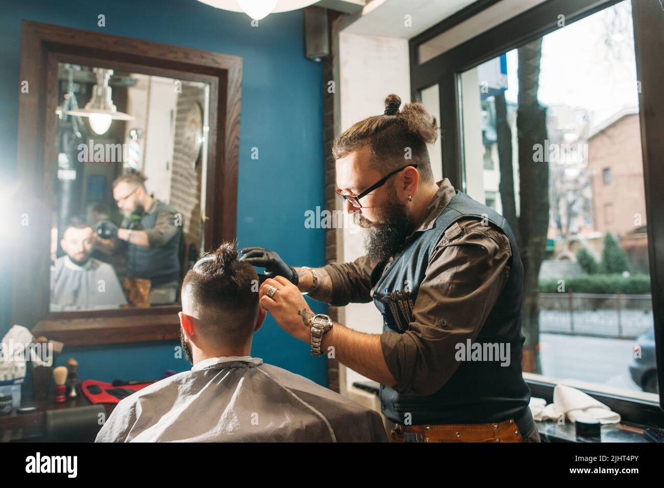 Senior Barbier, der stylischen Freiraum für Frisuren veredeln möchte Stockfoto