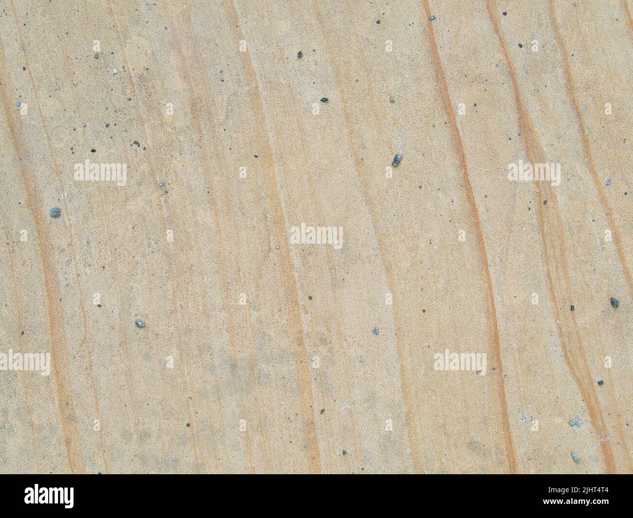 Hellbrauner Stein, der wie Holz aussieht. Schöne Textur für Hintergründe im Grafikdesign. Verleihen Sie digitaler Kunst eine organische Atmosphäre Stockfoto