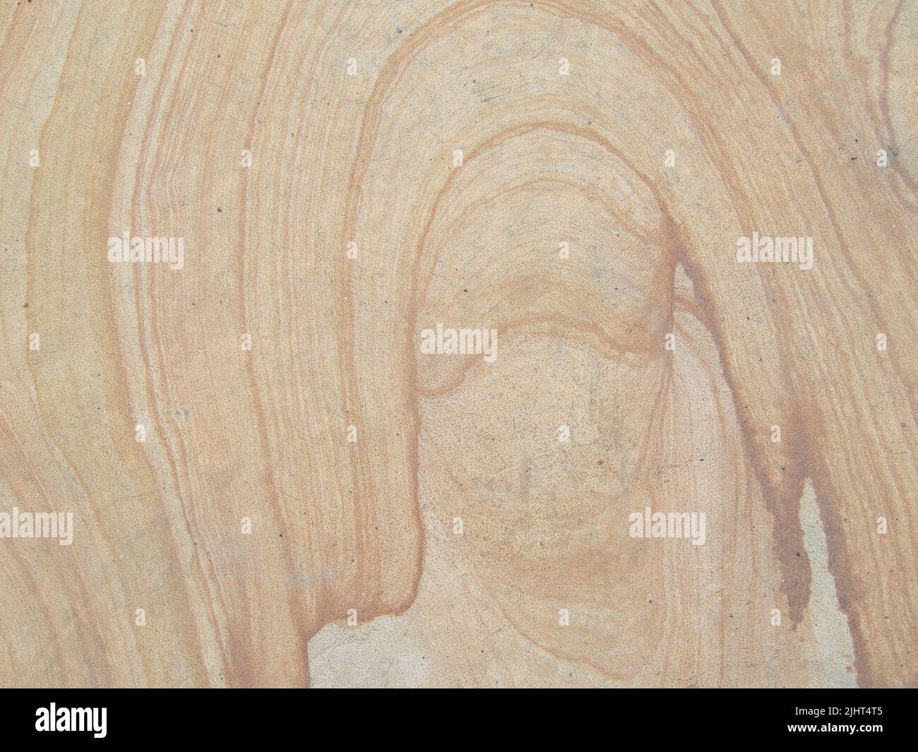 Hellbrauner Stein, der wie Holz aussieht. Schöne Textur für Hintergründe im Grafikdesign. Verleihen Sie digitaler Kunst eine organische Atmosphäre Stockfoto