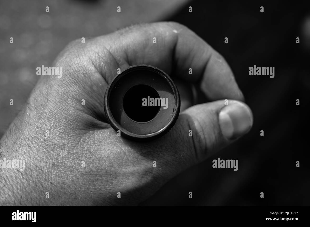 Die neue Gummidichtung wird in einer Innenverbindung des Gartenschlauchs ausgetauscht, um eine wasserdichte Kupplung zu haben. Stockfoto
