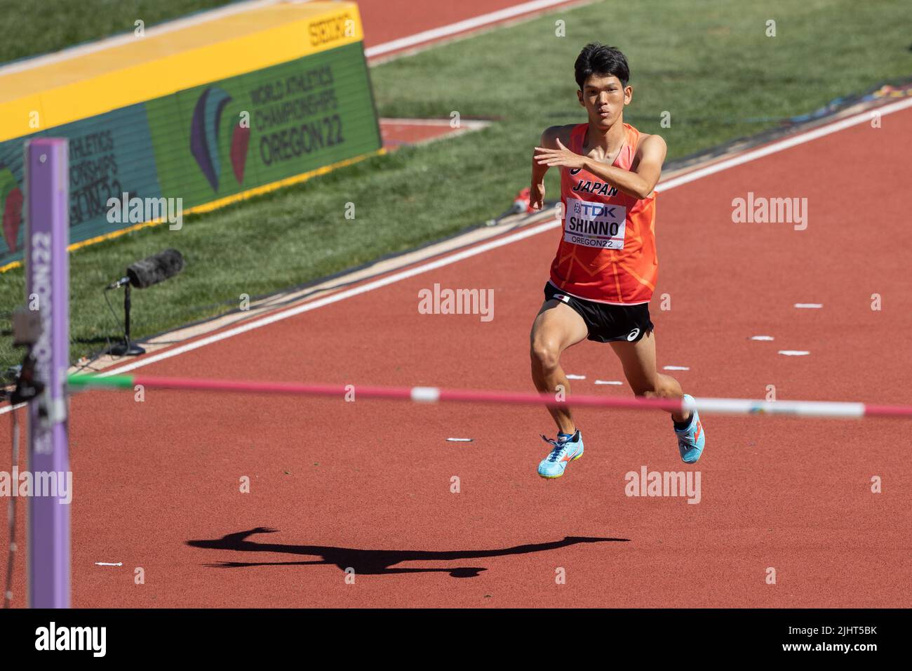 Tomohiro Shinno (JPN) nähert sich in der morgendlichen Sitzung am 1. Tag der Qualifikation für das Finale mit einer Höhe von 7’ 5,75“ (2,28) der Hochsprungstange Stockfoto