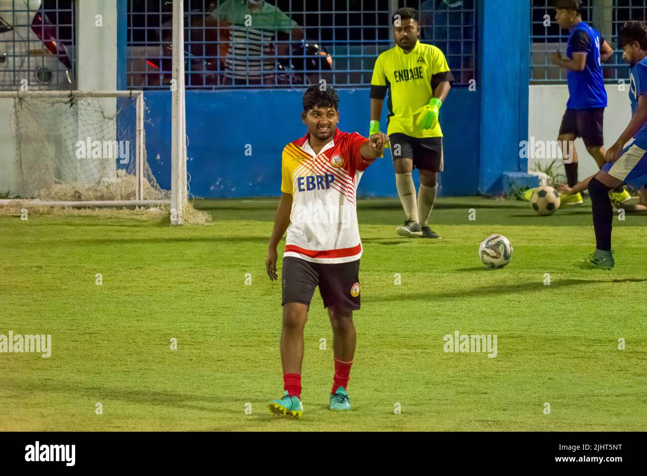 Kolkata, Indien - 17. Juli 2022: Ein Spieler mit weißen Fußballtrikot-Signalen trifft seinen Teamkollegen in einem lokalen Fußballspiel. Selektiver Fokus auf der Brust o Stockfoto