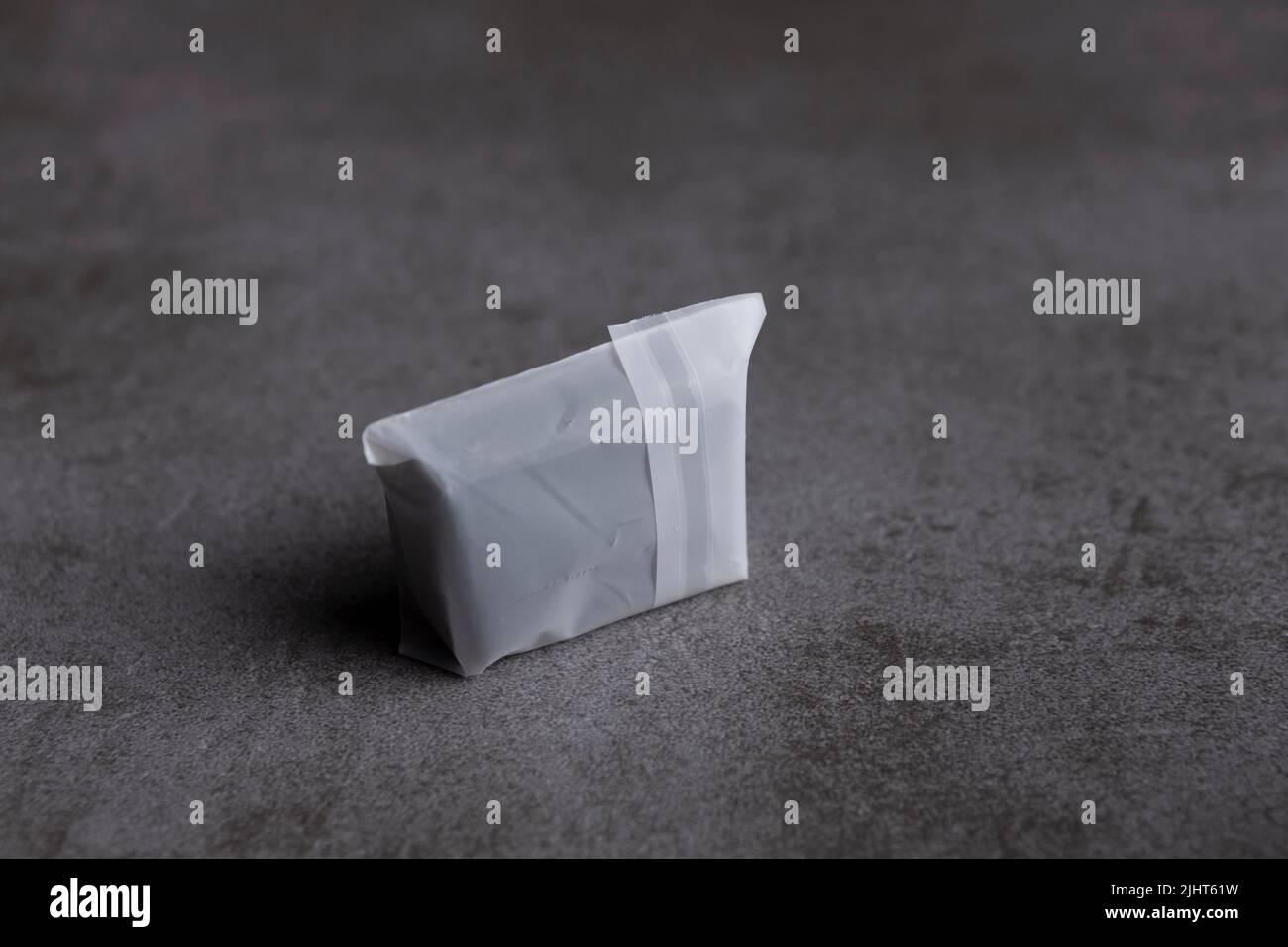 Neu verpackt in Transportfolie Kunststoff Fly More Combo Intelligent Flight Battery von DJI Air 2S auf metallischer moderner Oberfläche. Stockfoto