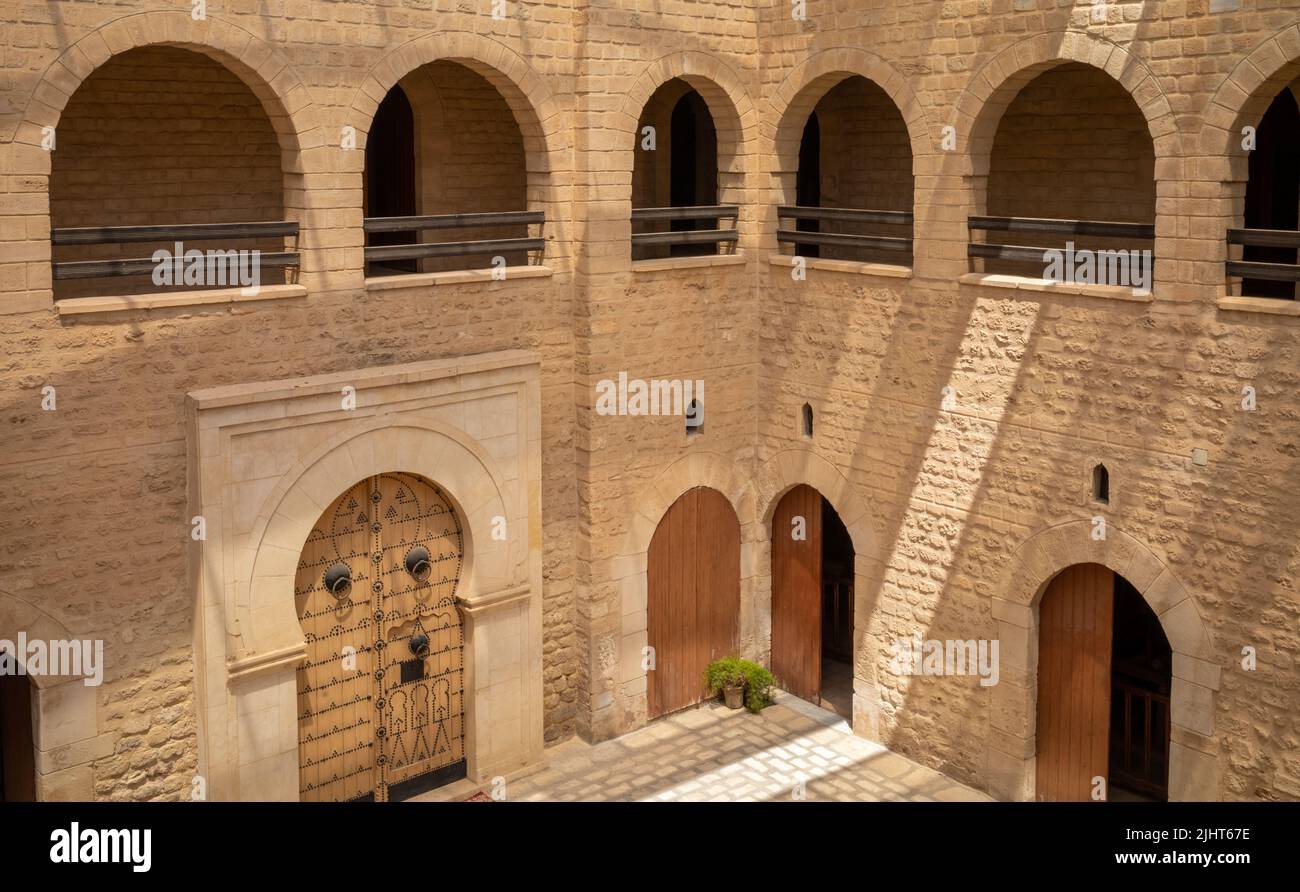 Der zentrale Innenhof des Museum el Kobba (Dome Museum) in Sousse, Tunesien. Das Museum beherbergt eine Sammlung von traditionellen tunesischen Kostümen, und ist Stockfoto
