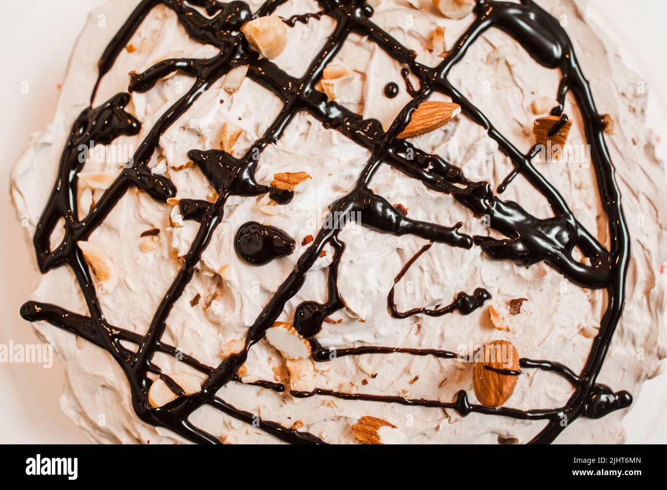 Köstliche Kuchen weiße Creme und Schokolade Belag Stockfoto