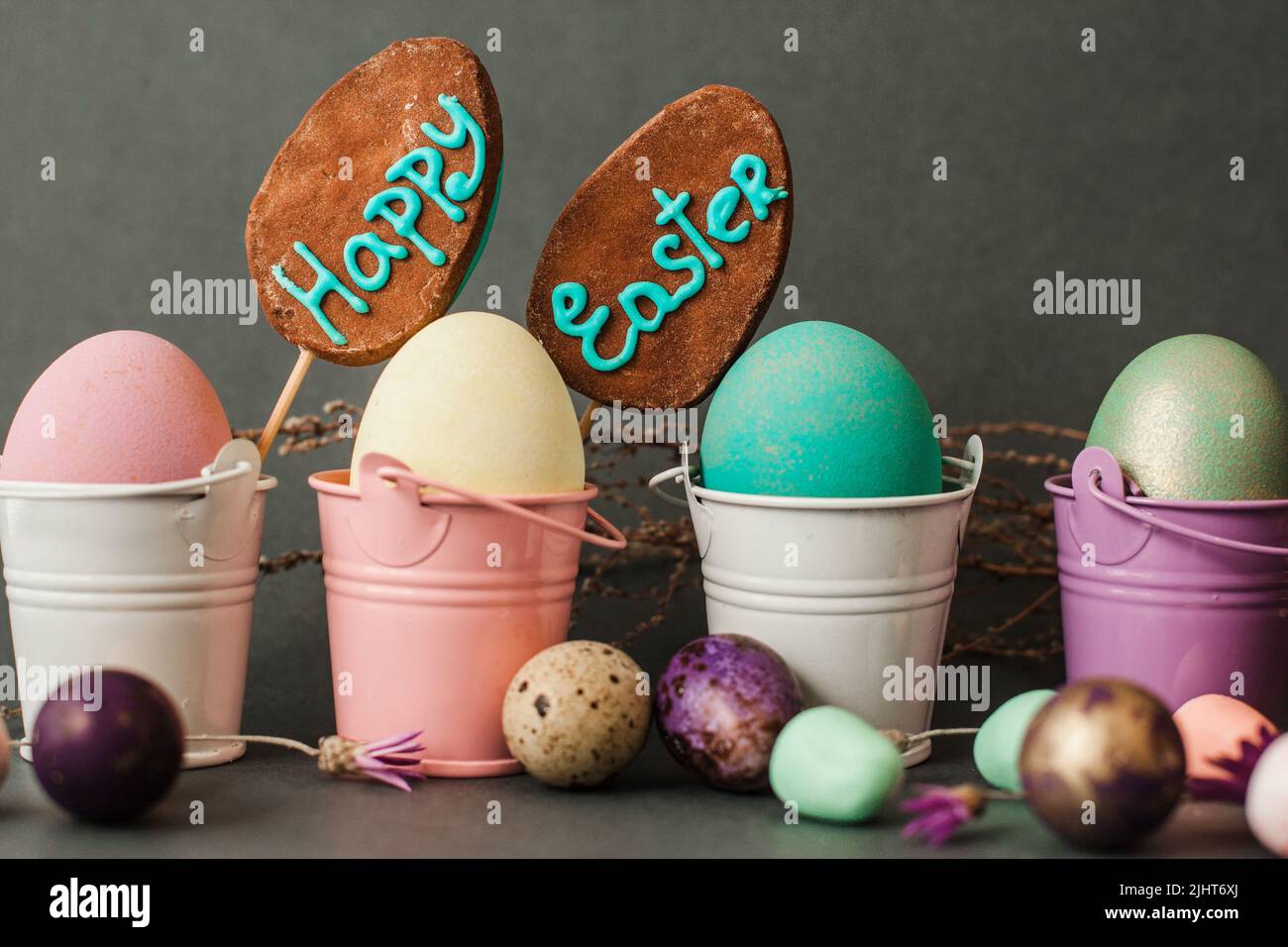 Eier in Eimern einfärben. Frohe ostern Hintergrund. Stockfoto