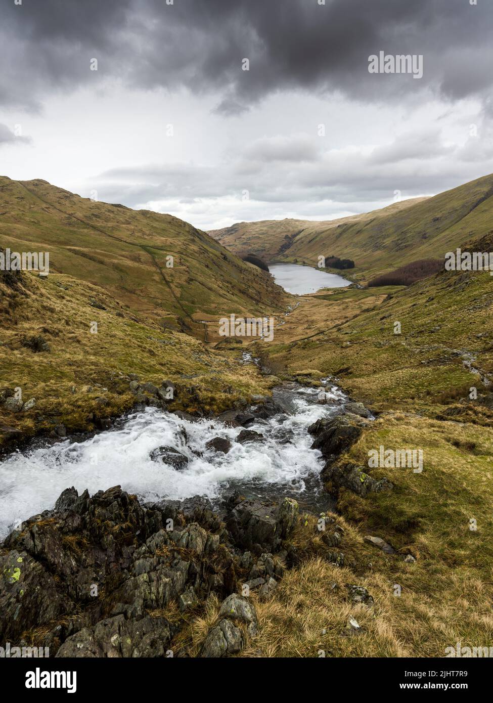 Small Water Beck Wasserfälle über dem Haweswater Reservoir im Lake District National Park, Cumbria, England. Stockfoto