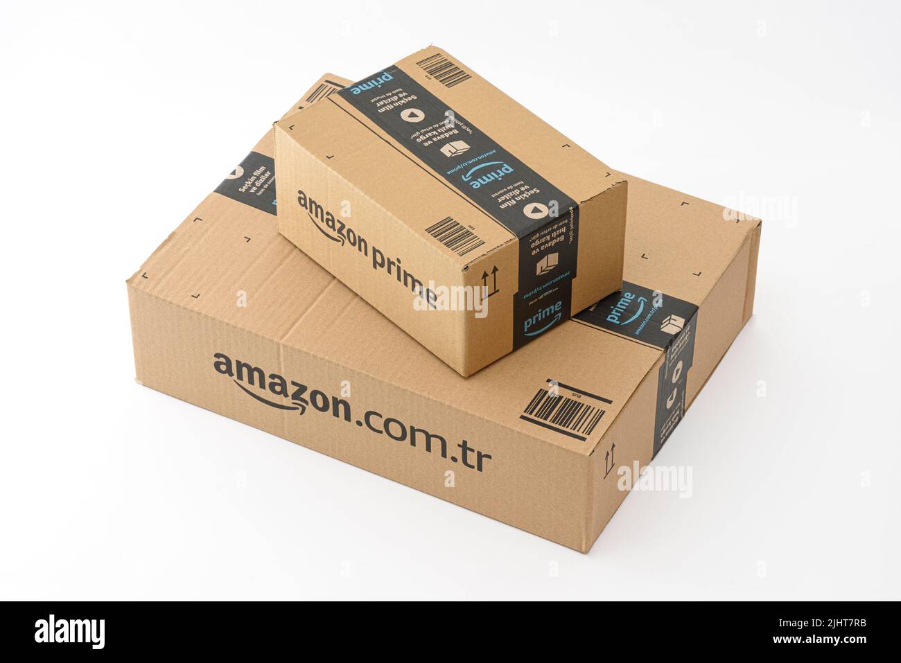 ISTANBUL, TÜRKEI - 2. JULI 2022: Amazon Prime Paket auf weißem Hintergrund.  Prime ist ein Service des Online-Händlers Amazon für eine schnellere  Lieferung o Stockfotografie - Alamy