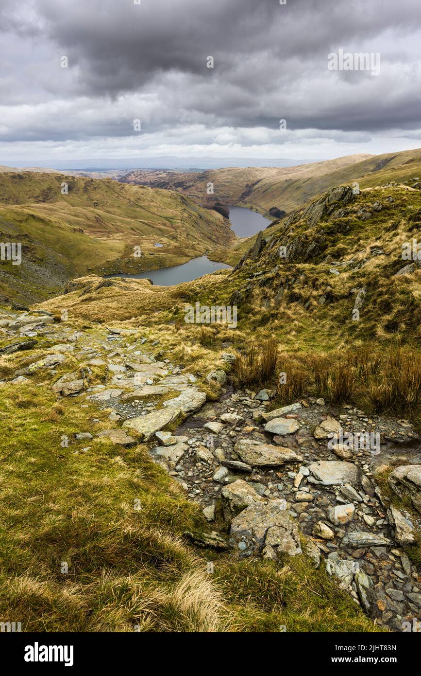 Nan Bield Pass-Brücke über Small Water Tarn und Haweswater Reservoir im Lake District National Park, Cumbria, England. Stockfoto