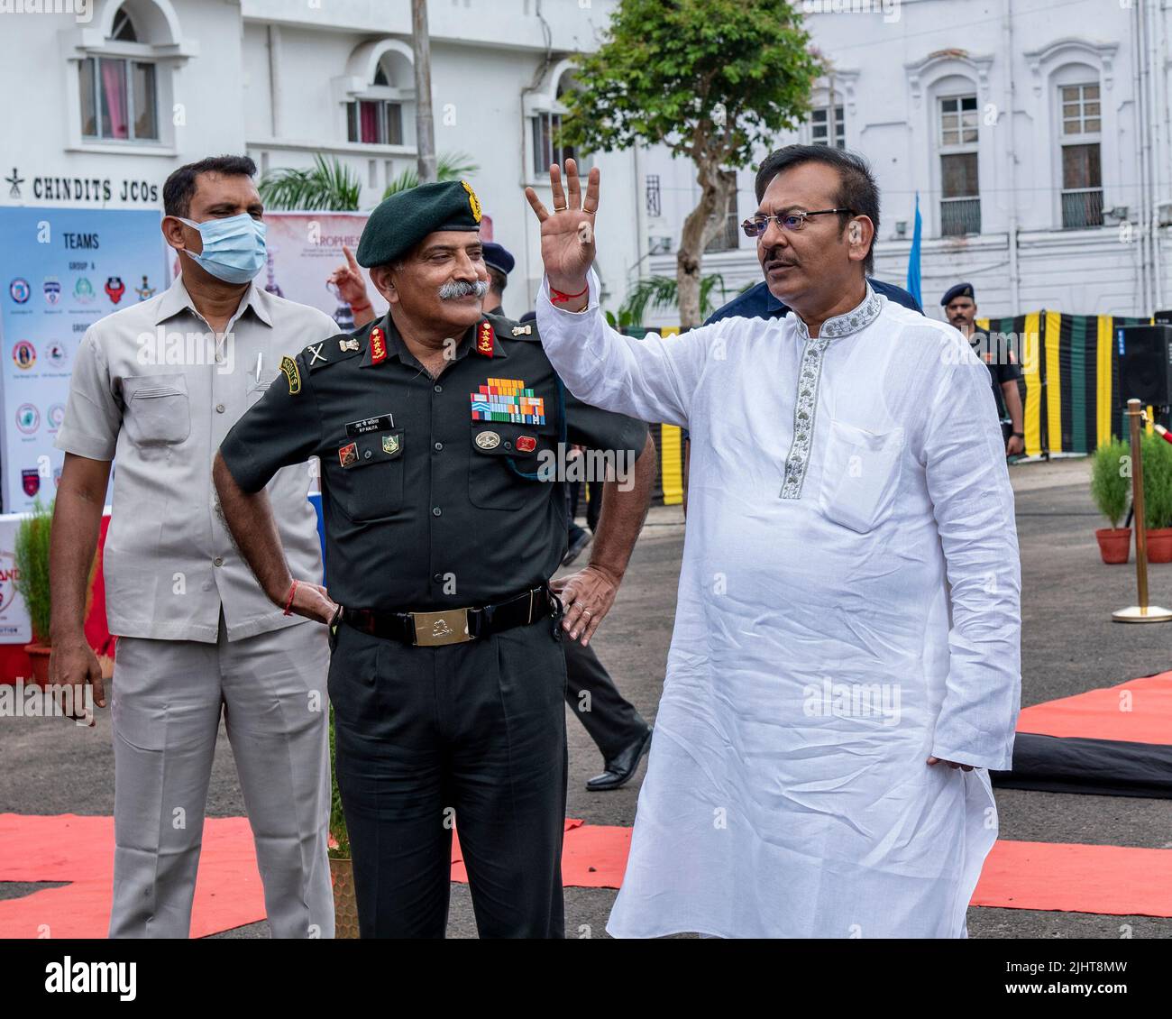 Enthüllung und Flag-off-Zeremonie der Ausgabe 131. des Durand Cup Fußballturniers in Fort William in Kalkutta, Indien, am 19. Juli 2022. Aroop Biswas (Minister für Sport und Jugend, Macht in der Regierung von Westbengalen), Generalleutnant Rana Pratap Kalita UYSM, AVSM, SM, VSM, General Officer Commanding-in-Chief des Eastern Command der indischen Armee und LT. General K.K. Repswal, SM, VSM, Stabschef, Hauptquartier Eastern Command und Vorsitzender des Durand Organisationskomitees. (Foto von Amlan Biswas/Pacific Press/Sipa USA) Stockfoto