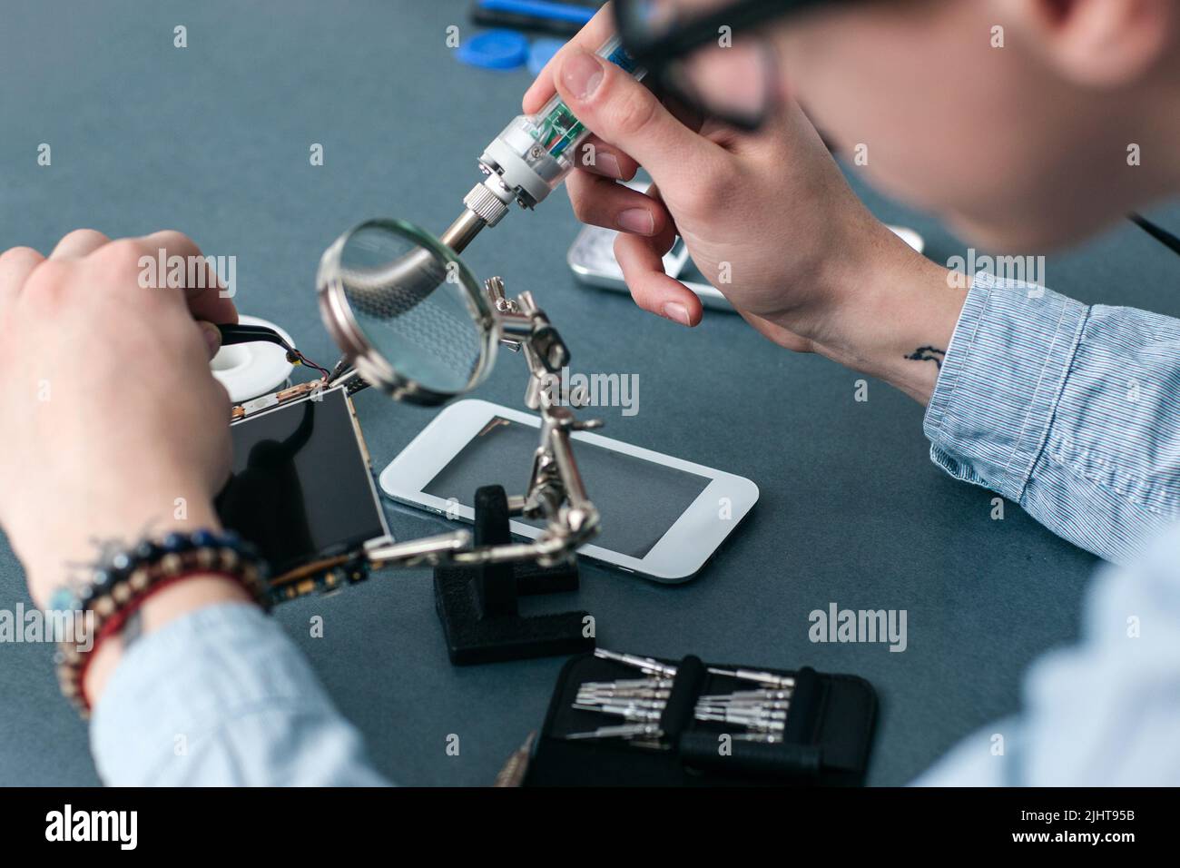 Löten defektes Smartphone in Werkstatt Nahaufnahme Stockfoto