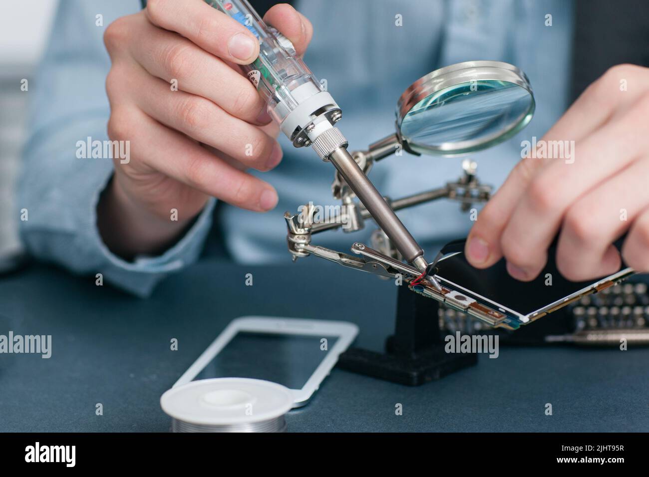 Löten defektes Smartphone in Werkstatt Nahaufnahme Stockfoto